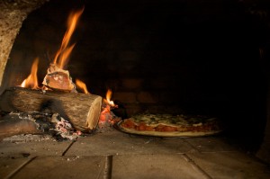 Pizza no forno à lenha