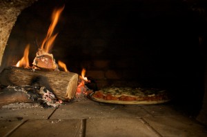 Pizza no forno Ã  lenha