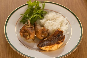 Galinha na cerveja com arroz e salada