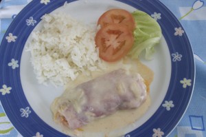 Galinha no túnel com arroz e salada